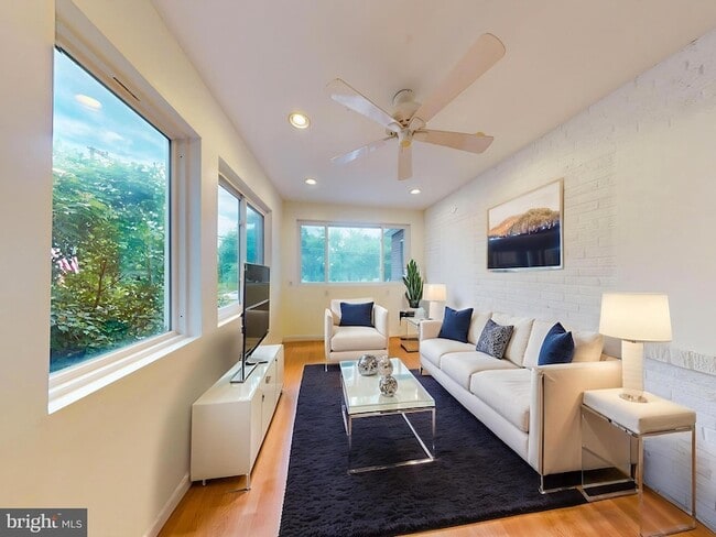 property at 3137 S Glebe Rd