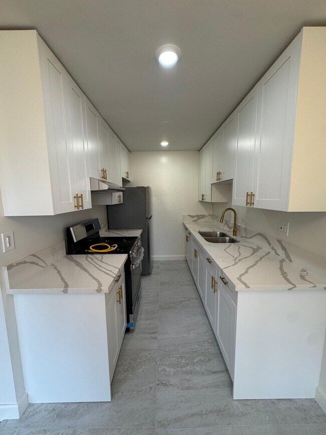 5179 Fountain Ave in Los Angeles, CA - Building Photo - Building Photo