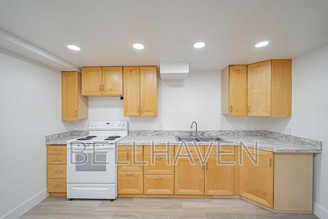 1121 S 4th Ave in Pocatello, ID - Foto de edificio - Building Photo