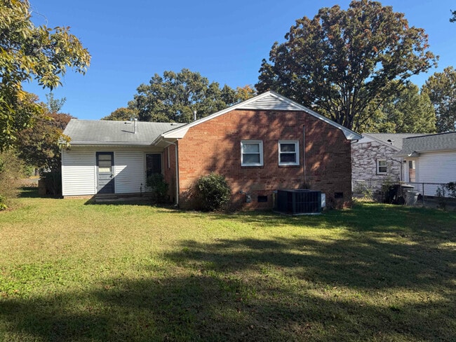 1118 Sherwood Dr in Burlington, NC - Building Photo - Building Photo