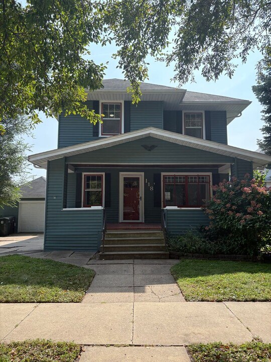 118 W 11th St in Cedar Falls, IA - Building Photo