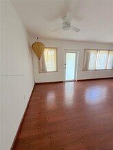 1110 Venetian Way in Miami Beach, FL - Building Photo - Building Photo