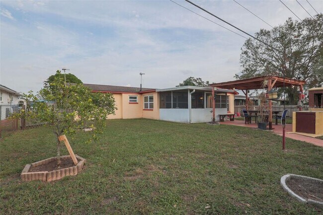 1623 Dartmouth Dr in Holiday, FL - Building Photo - Building Photo