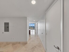 475 Brickell Ave, Unit 3007 in Miami, FL - Building Photo - Building Photo