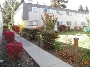 Aspen Court Apartments in Bend, OR - Foto de edificio - Building Photo