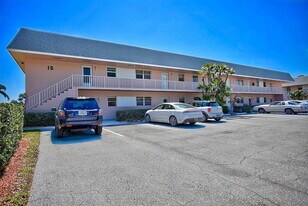 18081 SE Country Club Dr in Tequesta, FL - Building Photo