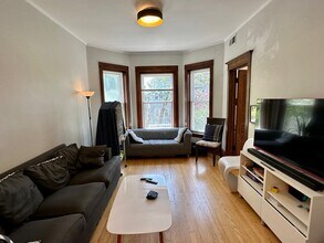 1324 W Barry Ave, Unit 2F in Chicago, IL - Building Photo - Building Photo