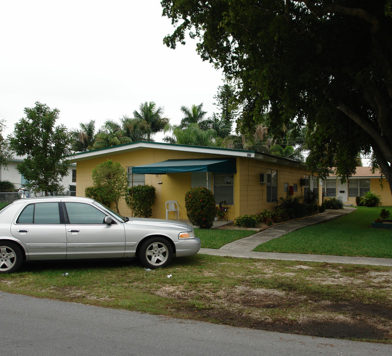 227-235 SE 1st St in Dania Beach, FL - Building Photo