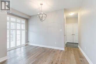 2326 Taunton Rd in Oakville, ON - Building Photo - Building Photo