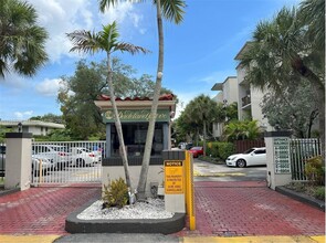 6902 N Kendall Dr in Miami, FL - Building Photo - Building Photo