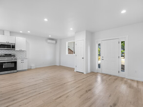 3911 SW Baird St in Portland, OR - Building Photo - Interior Photo