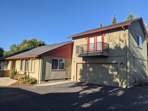 2598 Howard Ave in Medford, OR - Foto de edificio - Building Photo