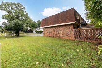 718 Shawnee Dr in Burlington, NC - Foto de edificio - Building Photo