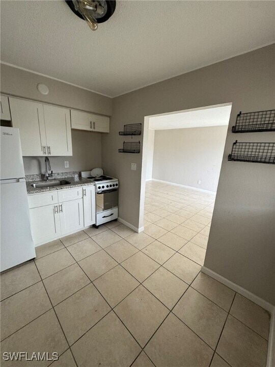 2452 Stella St in Ft. Myers, FL - Building Photo