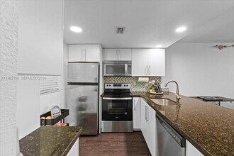 8075 SW 107th Ave, Unit 221 in Miami, FL - Foto de edificio - Building Photo