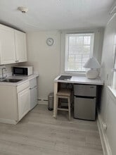 125 Shore St, Unit F in Falmouth, MA - Foto de edificio - Building Photo