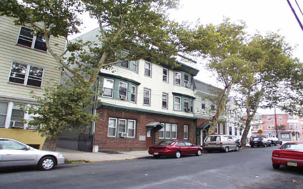 326 William St in Harrison, NJ - Building Photo