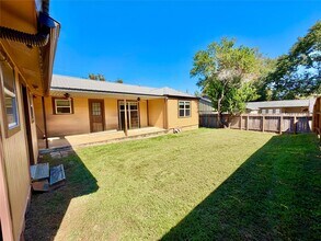 305 W Tom Green St in Brenham, TX - Building Photo - Building Photo