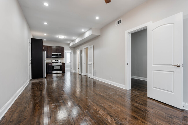 2031 W Moffat St, Unit 1 in Chicago, IL - Building Photo - Building Photo