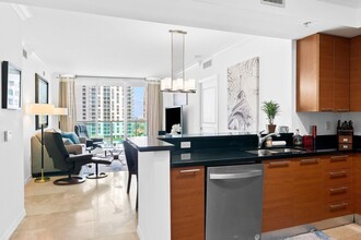 350 SE 2nd St, Unit 1740 in Fort Lauderdale, FL - Foto de edificio - Building Photo