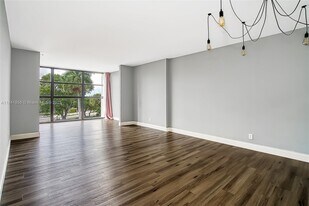 400 Leslie Dr in Hallandale Beach, FL - Building Photo