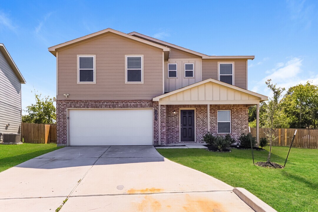 13031 S Green Wing Cir in Willis, TX - Building Photo