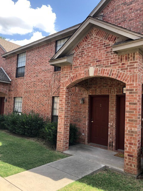 2212 N Carroll Blvd in Denton, TX - Building Photo