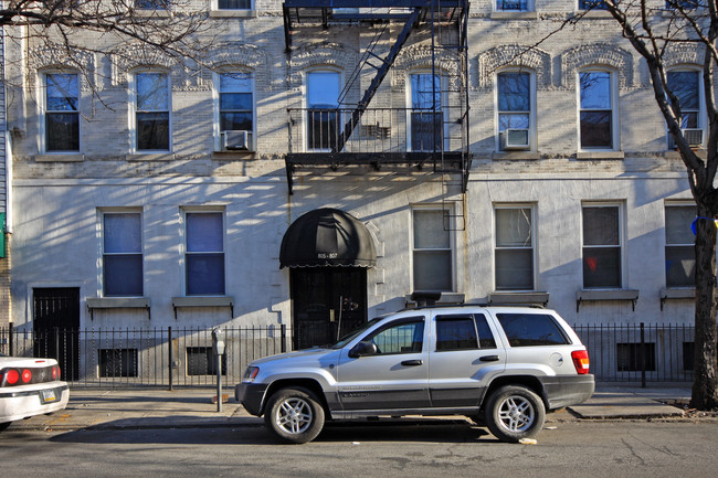 805-807 Seneca Ave in Flushing, NY - Foto de edificio - Building Photo