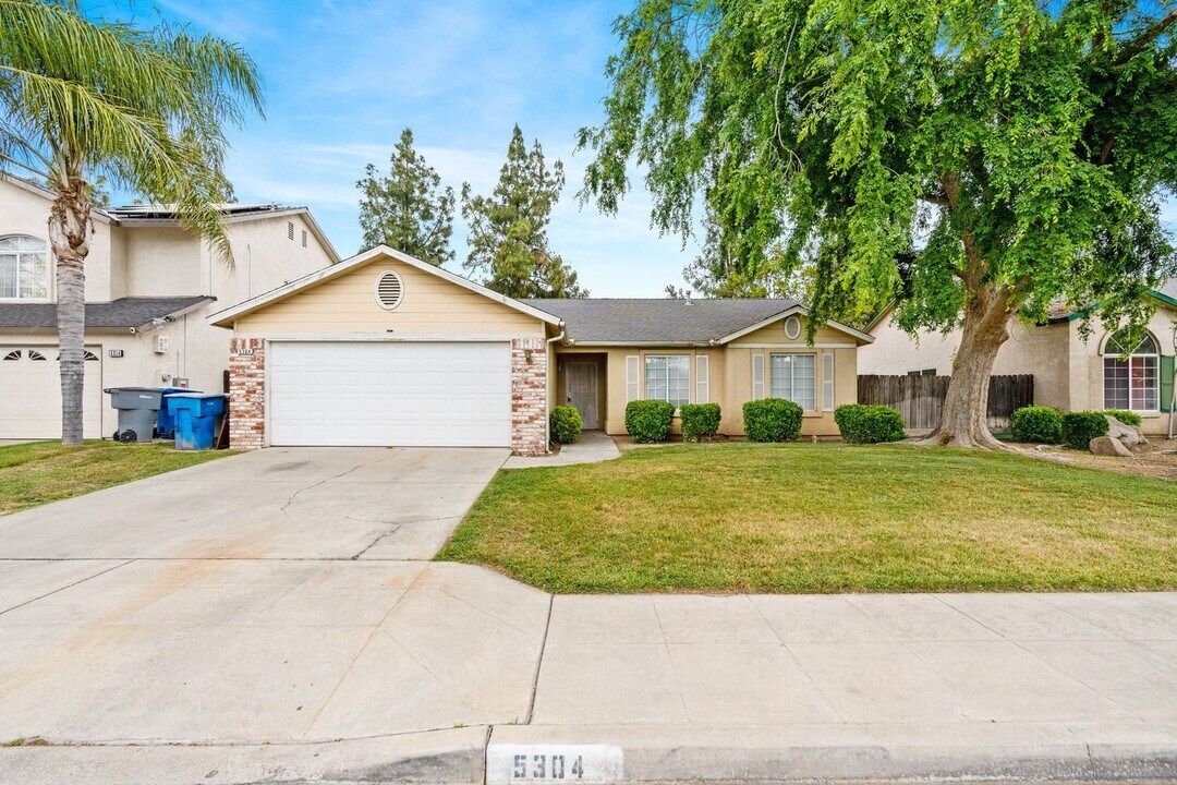 5304 W Ramona Ave in Fresno, CA - Building Photo