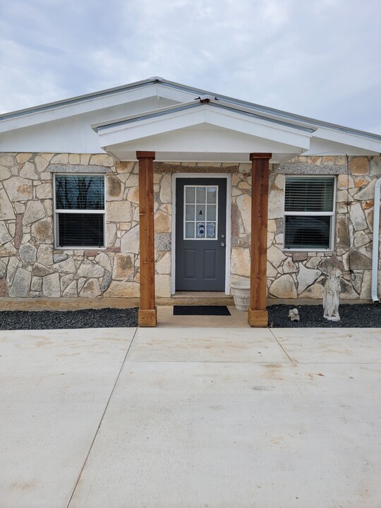 1109 Cedar Dr, Unit A in Marble Falls, TX - Building Photo