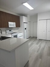 2179 Hacienda Ter in Weston, FL - Foto de edificio - Building Photo