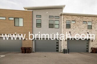 9196 S Holiday Bowl Ct in Sandy, UT - Foto de edificio - Building Photo