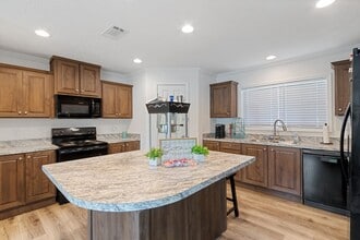 Paradise Village in Jacksonville, FL - Building Photo - Building Photo