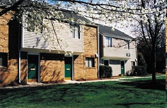 Ridgewood Apartments in Greensboro, NC - Building Photo - Building Photo