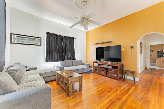 3321 W Woodlawn Ave