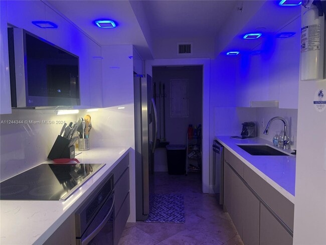 6917 Collins Ave, Unit 809 in Miami, FL - Foto de edificio - Building Photo
