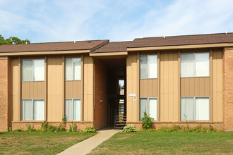 Fox Lane Apartments in Shelby Township, MI - Building Photo - Building Photo