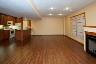 202 Northbrook Ct, Unit 1 in Davenport, IA - Building Photo