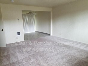 25182 E Broadway Ave in Veneta, OR - Foto de edificio - Building Photo