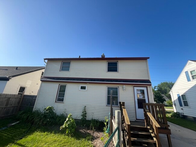 1923 24th St, Unit Unit A in Two Rivers, WI - Building Photo - Building Photo