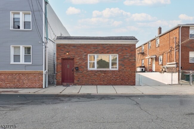 property at 86 Farnham Ave