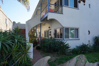 Voltaire St Apts and Market in San Diego, CA - Foto de edificio - Building Photo