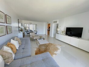 10275 Collins Ave, Unit 1223 in Bal Harbour, FL - Foto de edificio - Building Photo