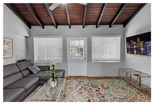 345 NE 107th St in Miami, FL - Foto de edificio - Building Photo