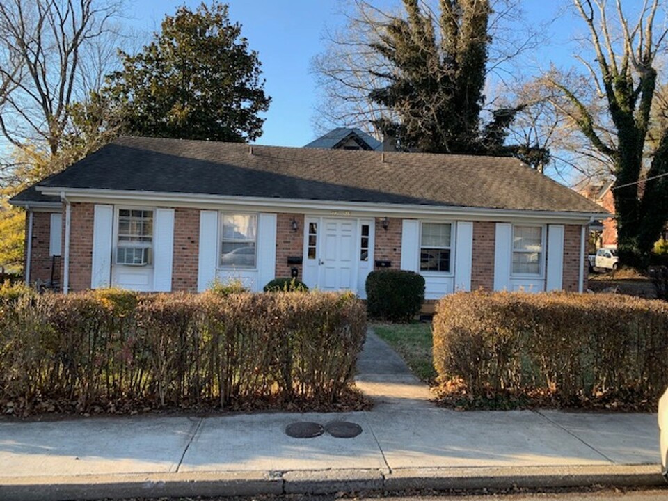 1 S Main St in Lexington, VA - Building Photo