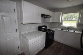 935 E McDonald Ave in Eustis, FL - Foto de edificio - Building Photo
