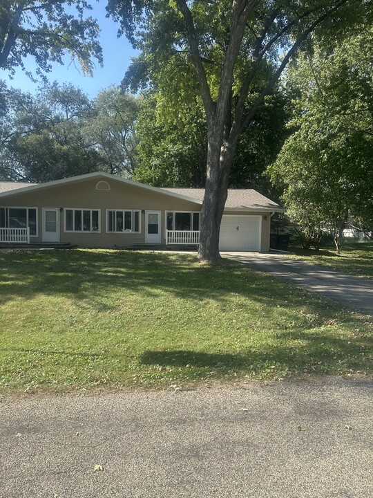 402 Estate Ln in Stoughton, WI - Foto de edificio