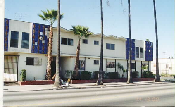 8029 S Hoover St in Los Angeles, CA - Foto de edificio - Building Photo