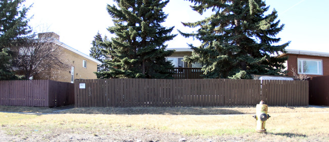 4421 Bow Trl SW in Calgary, AB - Building Photo - Building Photo