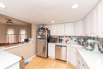 429 W Grant Pl, Unit A in Chicago, IL - Building Photo - Building Photo
